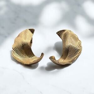 Textured Petals Avon Clip On Earrings Vtg Fan Hammered Like Textured Gold Tone